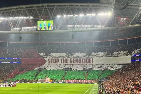 علم فلسطين يزين مدرجات جالاتا سراي أمام بودو جليمت في دوري أبطال أوروبا